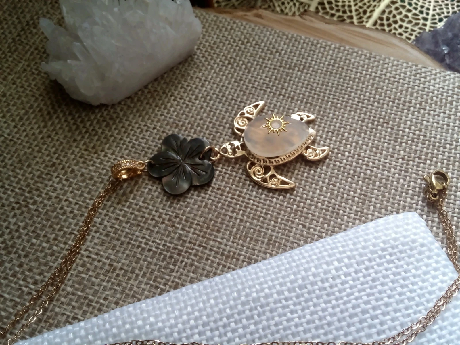 Collier tortue cristal de roche et fleur de n'a'c'r'e grise naturelle – photo 2